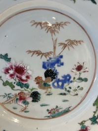 Une paire d'assiettes famille rose &agrave; d&eacute;cor de coqs et une paire d'assiettes &agrave; d&eacute;cor floral, Qianlong