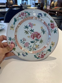 Une paire d'assiettes famille rose &agrave; d&eacute;cor de coqs et une paire d'assiettes &agrave; d&eacute;cor floral, Qianlong