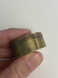 Collection vari&eacute;e de 16 pi&egrave;ces de bijoux et bo&icirc;tes, dont du jade, de l'or et de l'argent, Chine, 19&egrave;me