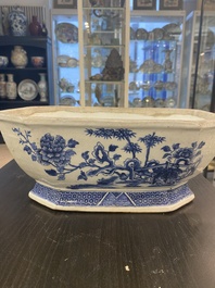 Een Chinese blauw-witte dekselterrine, een schotel en vier borden, Qianlong