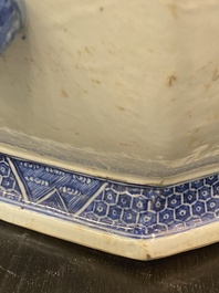 Een Chinese blauw-witte dekselterrine, een schotel en vier borden, Qianlong
