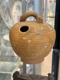 Een grote verzameling van negentien Vietnamese steengoed kalkpotten, 14e eeuw en later