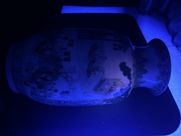 Paire de beaux vases de forme lanterne en porcelaine de Chine famille rose &agrave; d&eacute;cor des 'cent gar&ccedil;ons', marque Yan Xi Tong He 燕囍同和, R&eacute;publique