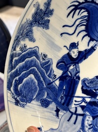 Een Chinese blauw-witte schotel met strijders te paard, 19e eeuw