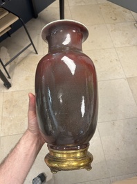 Een Chinese monochrome koperrood geglazuurde vaas met verguld bronzen montuur, 18/19e eeuw