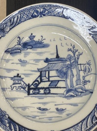 Een Chinese blauw-witte dekselterrine, een schotel en vier borden, Qianlong