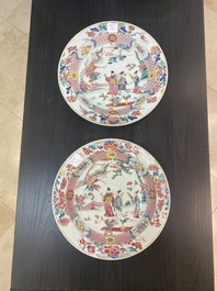 Een paar Chinese famille rose 'Xi Xiang Ji' borden en een paar florale borden, Yongzheng