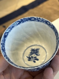 Douze tasses et soucoupes en porcelaine de Chine en bleu et blanc &agrave; d&eacute;cor floral, marque de jade, Kangxi