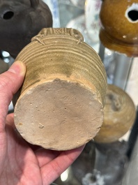 Een grote verzameling van negentien Vietnamese steengoed kalkpotten, 14e eeuw en later
