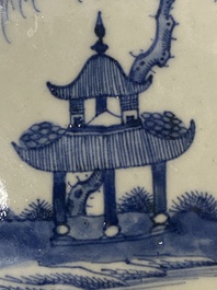 Een Chinese blauw-witte dekselterrine, een schotel en vier borden, Qianlong