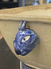 Een Chinese blauw-witte dekselterrine, een schotel en vier borden, Qianlong