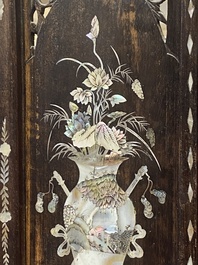 Paravent en bois incrust&eacute; de nacre &agrave; d&eacute;cor du roman 'Les Trois Royaumes'', Chine, 19&egrave;me