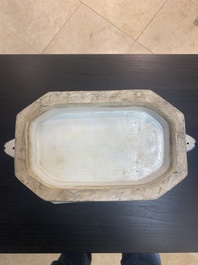 Een Chinese blauw-witte dekselterrine, een schotel en vier borden, Qianlong