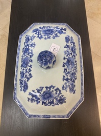 Een Chinese blauw-witte dekselterrine, een schotel en vier borden, Qianlong