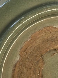 Lave-pinceaux en porcelaine de Chine c&eacute;ladon de Longquan &agrave; d&eacute;cor incis&eacute; de poissons, Ming