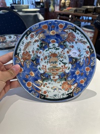 Drie Chinese verte-Imari 'Stanislaw' borden en vijf famille rose borden,  Kangxi/Yongzheng