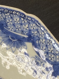 Een Chinese blauw-witte dekselterrine, een schotel en vier borden, Qianlong