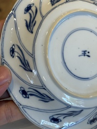Douze tasses et soucoupes en porcelaine de Chine en bleu et blanc &agrave; d&eacute;cor floral, marque de jade, Kangxi