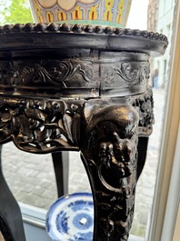 Paire de grands socles en bois sculpt&eacute;s aux plateaux en marbre, Chine, 19&egrave;me