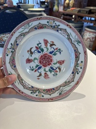 Drie Chinese verte-Imari 'Stanislaw' borden en vijf famille rose borden,  Kangxi/Yongzheng
