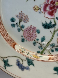 Une paire d'assiettes famille rose &agrave; d&eacute;cor de coqs et une paire d'assiettes &agrave; d&eacute;cor floral, Qianlong
