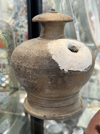 Een grote verzameling van negentien Vietnamese steengoed kalkpotten, 14e eeuw en later
