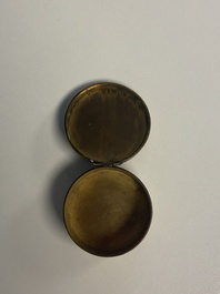 Collection vari&eacute;e de 16 pi&egrave;ces de bijoux et bo&icirc;tes, dont du jade, de l'or et de l'argent, Chine, 19&egrave;me