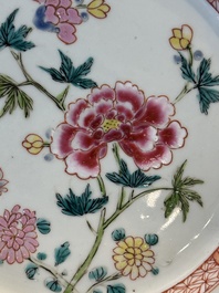Une paire d'assiettes famille rose &agrave; d&eacute;cor de coqs et une paire d'assiettes &agrave; d&eacute;cor floral, Qianlong