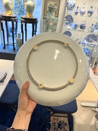 Een Chinese blauw-witte schotel met strijders te paard, 19e eeuw