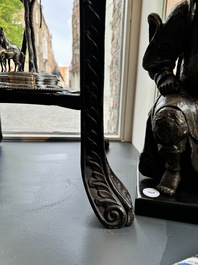 Paire de grands socles en bois sculpt&eacute;s aux plateaux en marbre, Chine, 19&egrave;me
