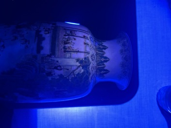 Paire de beaux vases de forme lanterne en porcelaine de Chine famille rose &agrave; d&eacute;cor des 'cent gar&ccedil;ons', marque Yan Xi Tong He 燕囍同和, R&eacute;publique