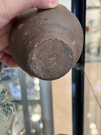 Een grote verzameling van negentien Vietnamese steengoed kalkpotten, 14e eeuw en later
