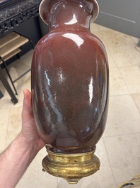 Een Chinese monochrome koperrood geglazuurde vaas met verguld bronzen montuur, 18/19e eeuw