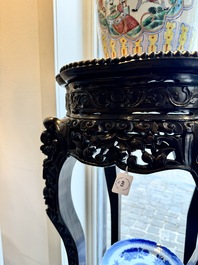 Paire de grands socles en bois sculpt&eacute;s aux plateaux en marbre, Chine, 19&egrave;me