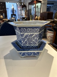 Two Chinese qianjiang cai hat stands, a blue and white jardiniere on stand, a famille rose vase and a covered vase, 19/20th C.