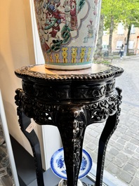 Paire de grands socles en bois sculpt&eacute;s aux plateaux en marbre, Chine, 19&egrave;me