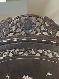 Paravent en bois incrust&eacute; de nacre &agrave; d&eacute;cor du roman 'Les Trois Royaumes'', Chine, 19&egrave;me