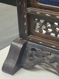 Paravent en bois incrust&eacute; de nacre &agrave; d&eacute;cor du roman 'Les Trois Royaumes'', Chine, 19&egrave;me