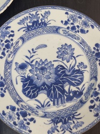 Een Chinese blauw-witte dekselterrine, een schotel en vier borden, Qianlong