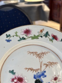 Une paire d'assiettes famille rose &agrave; d&eacute;cor de coqs et une paire d'assiettes &agrave; d&eacute;cor floral, Qianlong