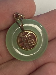 Collection vari&eacute;e de 16 pi&egrave;ces de bijoux et bo&icirc;tes, dont du jade, de l'or et de l'argent, Chine, 19&egrave;me