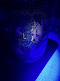 Paire de beaux vases de forme lanterne en porcelaine de Chine famille rose &agrave; d&eacute;cor des 'cent gar&ccedil;ons', marque Yan Xi Tong He 燕囍同和, R&eacute;publique
