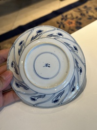 Douze tasses et soucoupes en porcelaine de Chine en bleu et blanc &agrave; d&eacute;cor floral, marque de jade, Kangxi