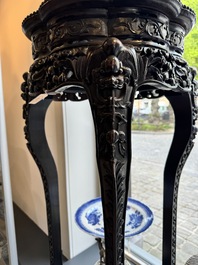 Paire de grands socles en bois sculpt&eacute;s aux plateaux en marbre, Chine, 19&egrave;me