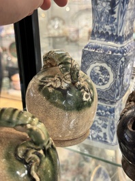 Een grote verzameling van negentien Vietnamese steengoed kalkpotten, 14e eeuw en later
