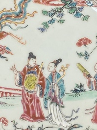 Een paar Chinese famille rose 'Xi Xiang Ji' borden en een paar florale borden, Yongzheng