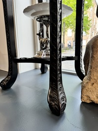 Paire de grands socles en bois sculpt&eacute;s aux plateaux en marbre, Chine, 19&egrave;me
