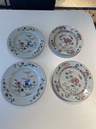 Une paire d'assiettes famille rose &agrave; d&eacute;cor de coqs et une paire d'assiettes &agrave; d&eacute;cor floral, Qianlong
