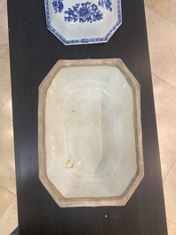 Een Chinese blauw-witte dekselterrine, een schotel en vier borden, Qianlong