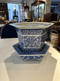 Two Chinese qianjiang cai hat stands, a blue and white jardiniere on stand, a famille rose vase and a covered vase, 19/20th C.